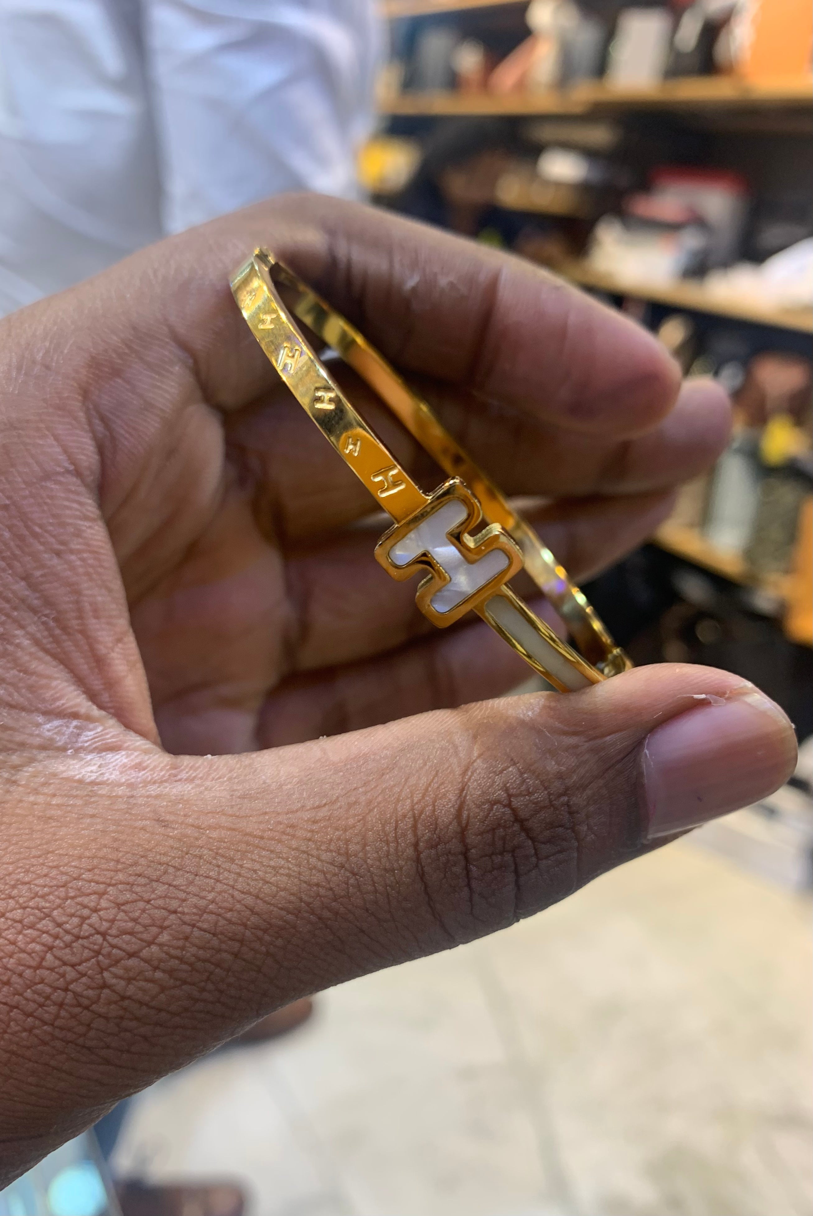 REH HER GOLD Color Premium Luxurious Men's Bracelet Bracelet With Fine Finishing For Unisex 502331